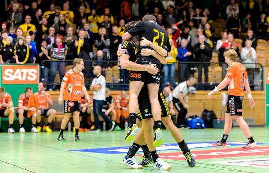 Sävehofs Mattias Thynell och Tobias Albrechtson kramar om