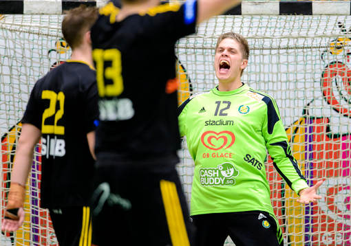 Sävehofs målvakt Peter Johannesson jublar