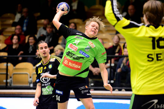Rimbos Fredrik Johansson kommer fri mot Sävehofs målvakt