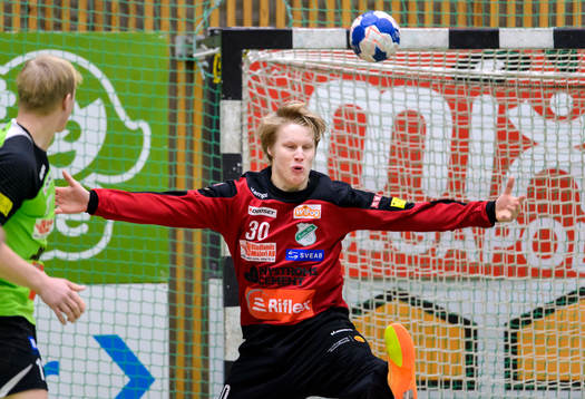 Rimbos målvakt Jonatan Widgren räddar ett skott