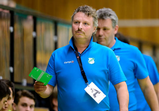 Rimbos tränare Dick Tollbring lämnar in ett timeout-kort