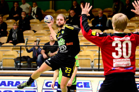 Sävehofs Viktor Ottosson kommer fri mot Rimbos målvakt