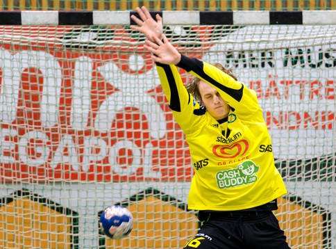 Sävehofs målvakt Niklas Kraft räddar ett skott