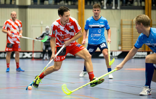 Pixbos Daniel Calebsson laddar för skott