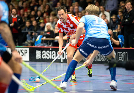 Pixbos Daniel Calebsson med bollen