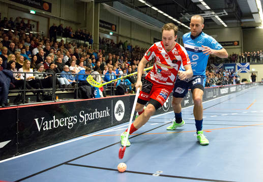 Pixbos Emil Julkunen jagas av Warbergs Mattias Hasselström
