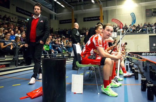 Pixbos tränare David Jansson och Emil Julkunen på bänken