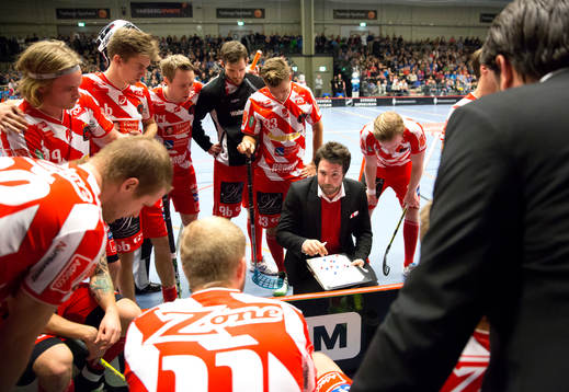 Pixbos tränare David Jansson pratar med laget