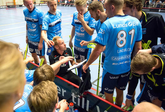 Warbergs tränare Jim Canerstam pratar med laget