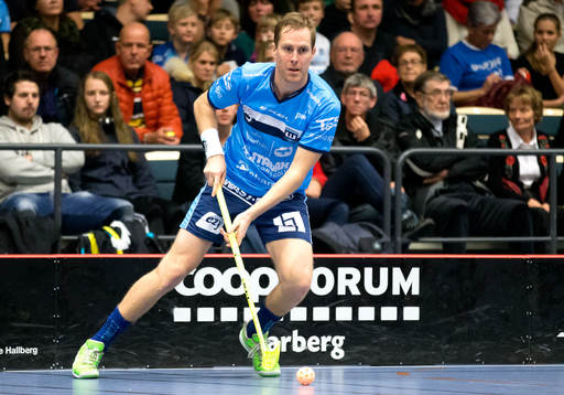 Erik Svensson med bollen