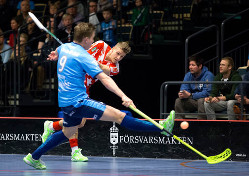Pixbos Kaspar Schmocker skjuter mot mål