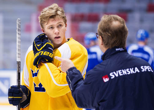 William Karlsson lyssnar på förbundskapten Pär Mårts