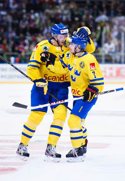 Sveriges Staffan Kronwall och Niclas Burström jublar