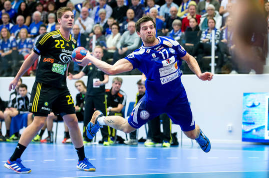 Alingsås Pontus Johansson hoppar mot mål