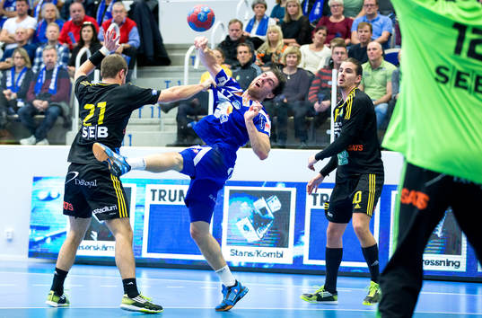 Alingsås Pontus Johansson skjuter mot mål