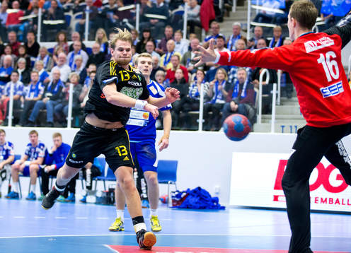 Sävehofs Oskar Ysander skjuter mot mål