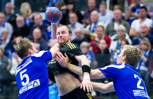 Sävehofs Tobias Albrechtson stoppas av Alingsås Max Darj