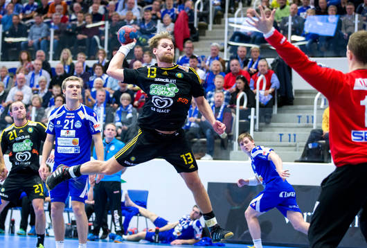 Sävehofs Oskar Ysander hoppar mot mål