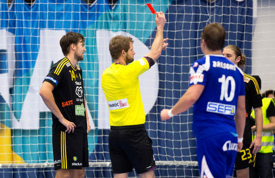 Sävehofs Mattias Thynell får rött kort