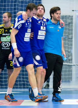 Alingsås Pontus Johansson skadas och får hjälp av planen