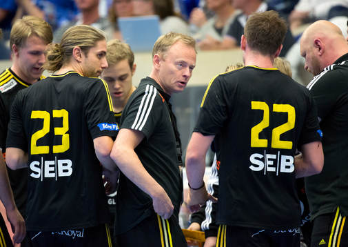 Sävehofs tränare Magnus Johansson pratar med laget