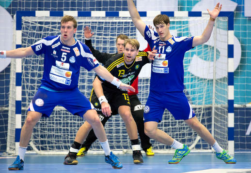 Alingsås Max Darj (v) och Fredrik Teern (h) försvarar mot