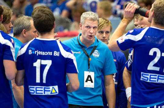 Alingsås tränare Mikael Franzén pratar med laget