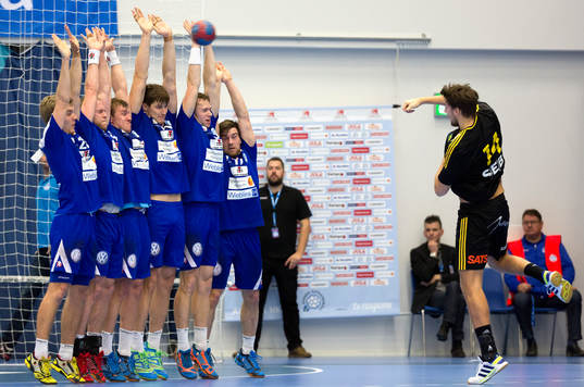 Sävehofs Mattias Thynell skjuter i Alingsås mur