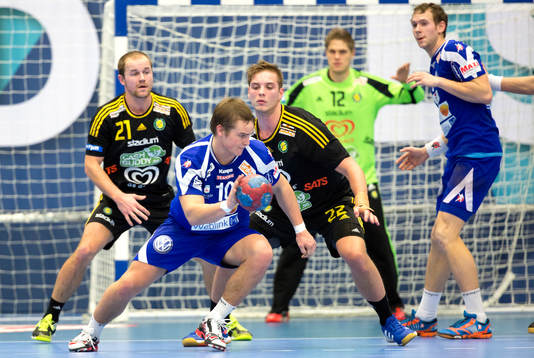 Alingsås Jesper Konradsson med bollen framför