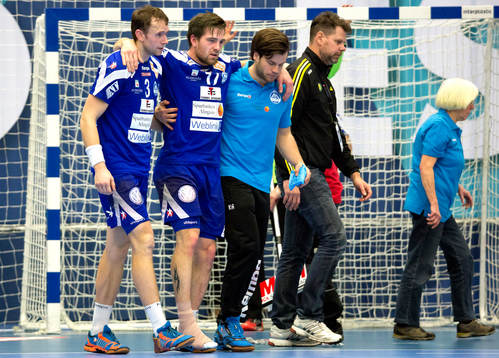 Alingsås Pontus Johansson skadas och får hjälp av planen