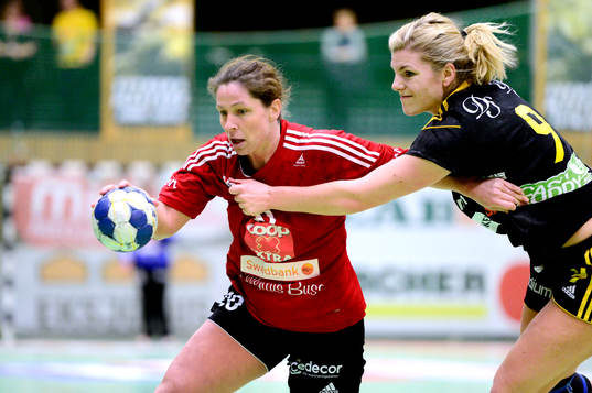 Skånelas Josefin Ekwall jagas av Sävehofs Frida Tegstedt