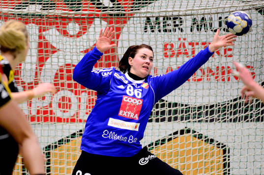 Skånelas målvakt Jessica Wessman räddar ett skott