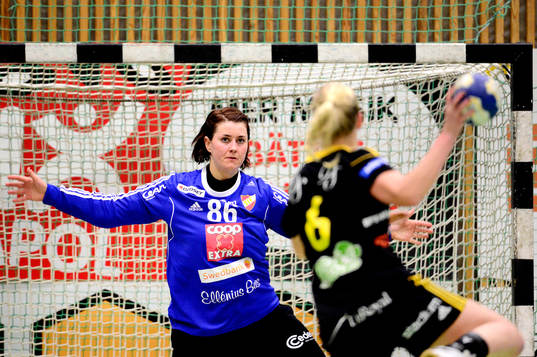 Skånelas målvakt Jessica Wessman tar sig an Sävehofs Ida