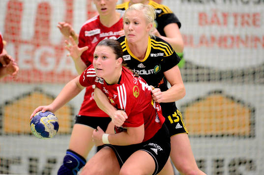 Skånelas Filippa Sarenbrant stoppas av Sävehofs Elin