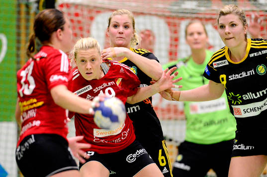 Skånelas Therese Eriksson tampas med Sävehofs  Ida Odén
