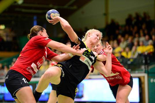 Sävehofs Elin Karlsson skjuter