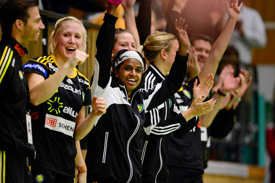 Sävehofs Elin Karlsson, och Louise Sand jublar på bänken