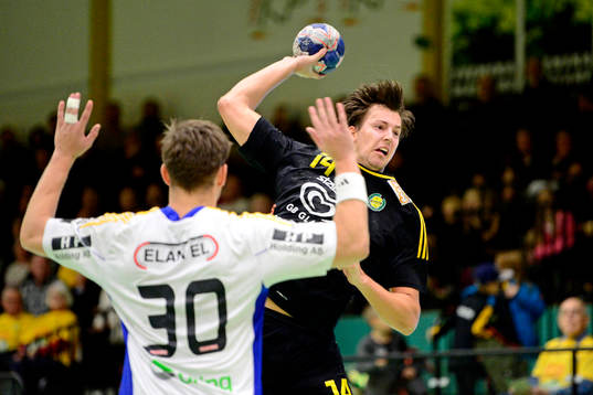 Sävehofs Mattias Thynell skjuter förbi Ystads Andreas