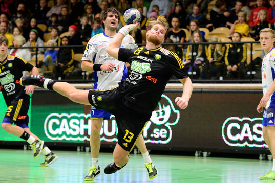 Sävehofs Oskar Ysander skjuter