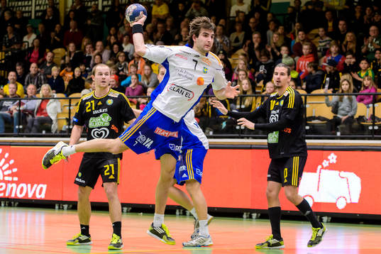 Ystads Mikkel Ibsen hoppar mot mål