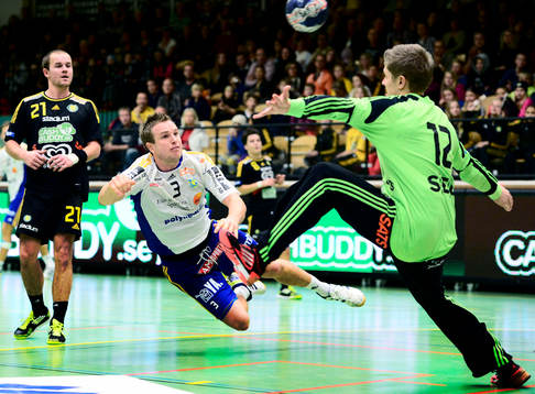 Ystads Martin Bager skjuter mål bakom Sävehofs målvakt