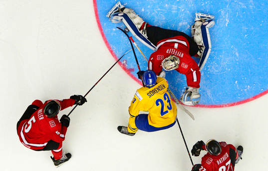 Sveriges Nick Sorensen lyckas inte få in pucken här bakom