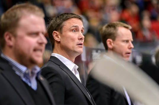 Frölundas tränare Roger Rönnberg ser förvånad ut