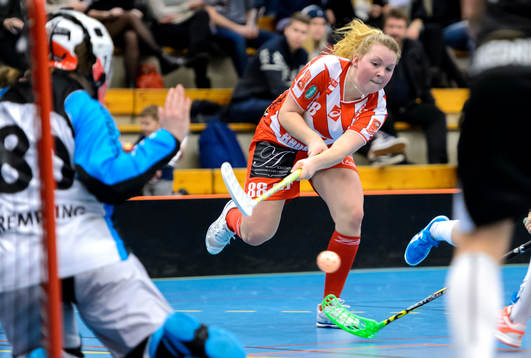 Pixbos Rebecca Heed Arvidsson skjuter mot mål