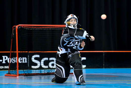 Pixbos målvakt Sara Hjorting kastar ut bollen