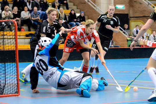 Pixbos Julia Larsson sträcker sig