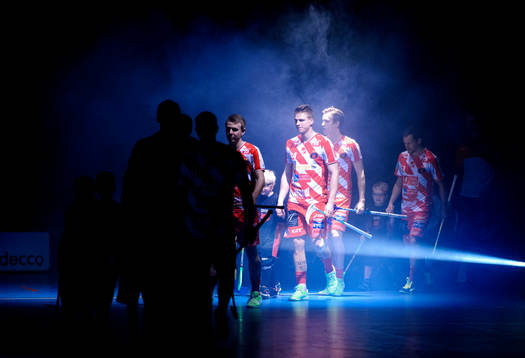 Pixbo går in på planen innan innebandymatchen i