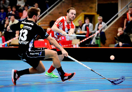 Pixbos Emil Julkunen skjuter mot mål