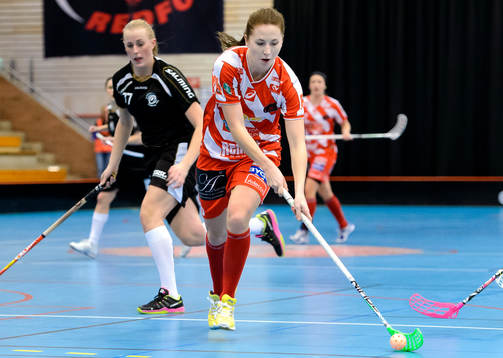 Pixbos Emelie Wibron med bollen