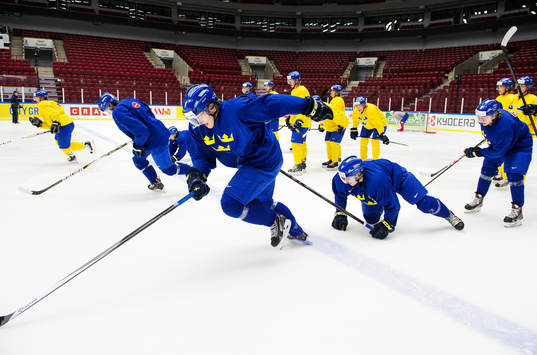 Robert Hägg och hans lagkamrater spurtar på Sveriges
